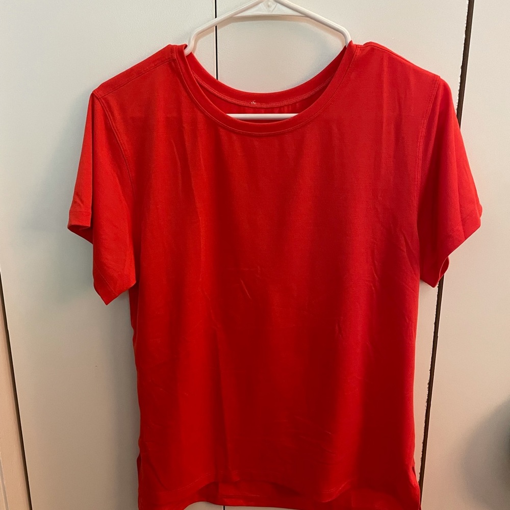 Red lululemon tee